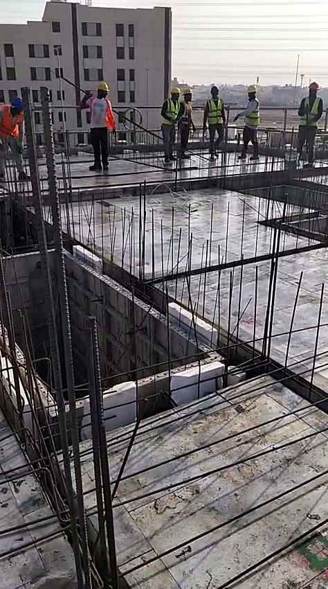 فريق العمل على سطح أحد المباني