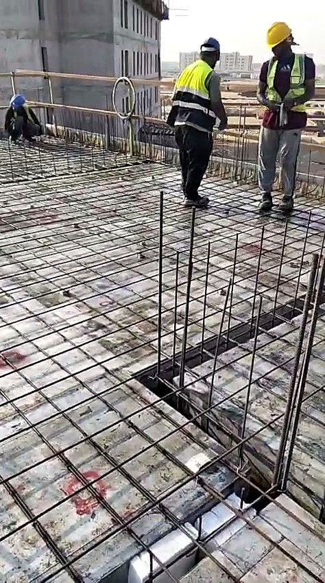 فريق العمل أثناء تجهيز تسليح السقف